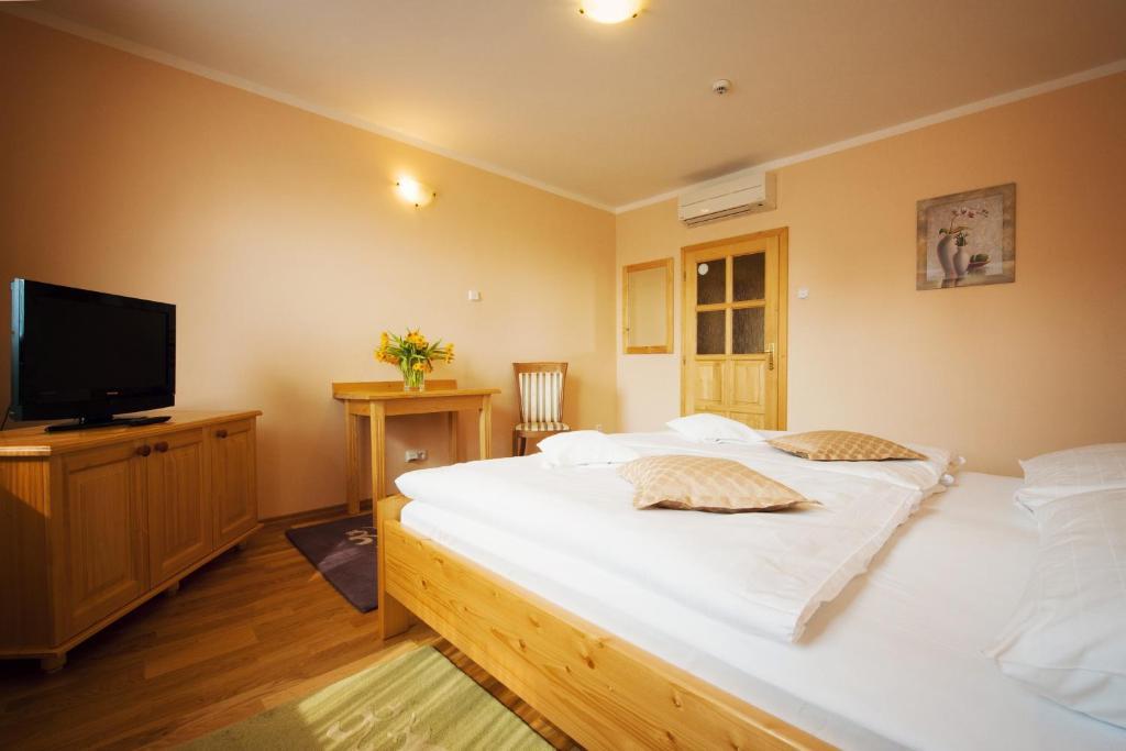 Hotel Karpatsky Dvor Lozorno Exteriör bild